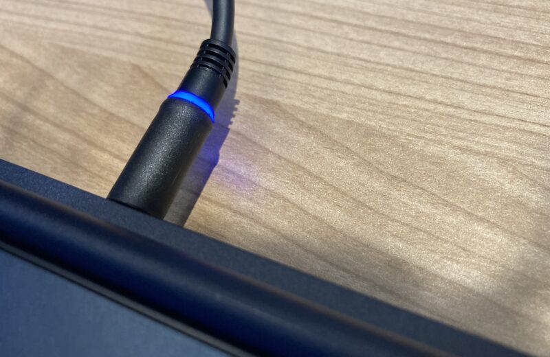 4.■ Alienware Auroraに付属のアダプターは供給時に青くライトアップされる