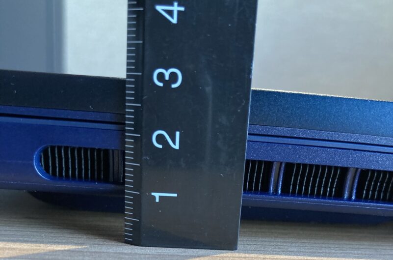 6.■ Alienware Aurora本体の厚さを定規で計測