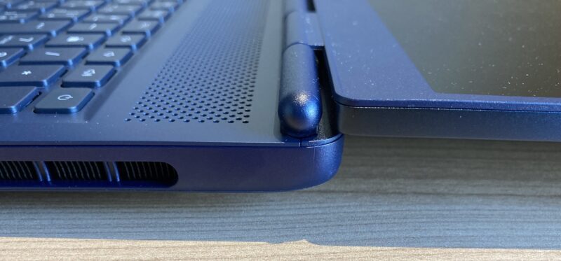 7.■ Alienware Auroraのディスプレイとキーボードのヒンジ