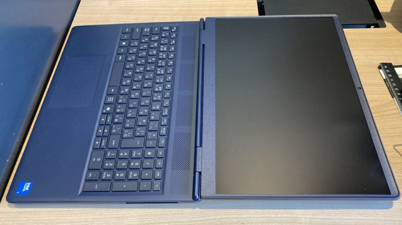 8.■ Alienware Auroraのディスプレイとキーボードは180度開く